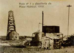 El 29 de Octubre de 1918 Luego de unos 3 años de estudios geológicos llevados a cabo en la zona, es en esta fecha que el equipo de trabajo de Enrique Pedro Cánepa, acompañados y dirigidos por el alemán Juan Keidel, encuentran por primera vez petróleo en la Provincia de Neuquén, era el segundo hallazgo de la preciada sustancia en territorio nacional luego de que anteriormente el 13 de diciembre de 1907 se había encontrado la localidad de Comodoro Rivadavia, en la Provincia de Chubut.<br><br>El flamante pozo número 1 de la provincia neuquina alcanzaba una profundidad total de 605 metros, y significaría un avance en la materia y un aporte inmenso al futuro energético del país, el cual fue posible por el mencionado equipo de trabajo de geólogos, junto al impulso de la Dirección General de Minas, Geología e Hidrología de la Nación por parte del Ejecutivo Nacional con las labores iniciadas bajo la presidencia de Victorino de la Plaza en 1915 y finalizado el objetivo dentro del gobierno del radical Hipólito Yrigoyen en 1918.